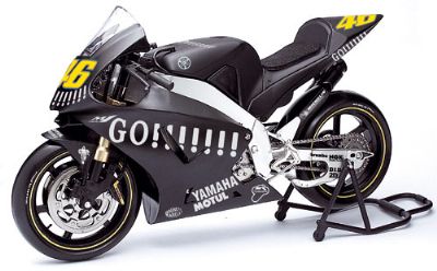 YAMAHA YZR M1 VALENTINO ROSSI TEAM GAULOISES FORTUNA YAMAHA evolution 2005