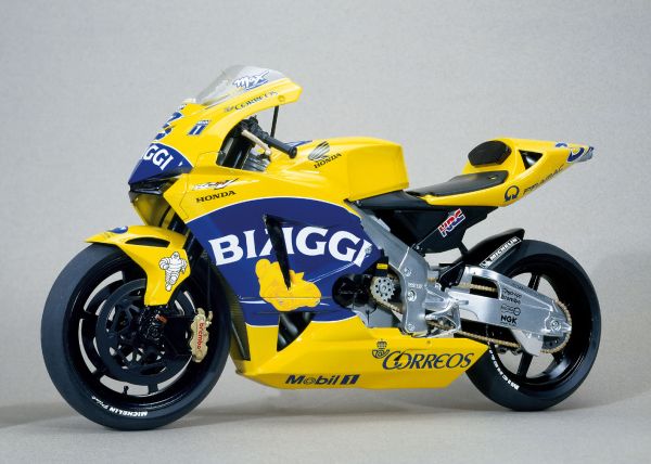 Italeri 4506 HONDA RC 211V 03 TEAM PONS Miniatures 1:6 Italeri 4506 HONDA RC 211V 03 TEAM PONS Miniatures 1:6