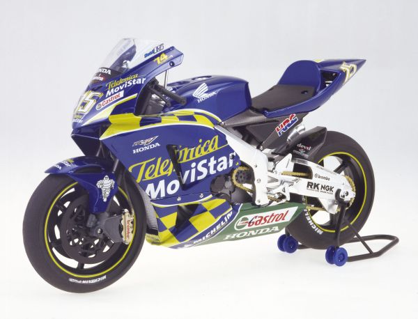 Italeri 4507 HONDA RC 211V 03 TEAM MOVISTAR Die cast 1:6 Italeri 4507 HONDA RC 211V 03 TEAM MOVISTAR Die cast 1:6