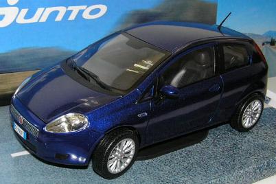 Mondo 50022 Fiat Grande Punto Die cast 1:18 Mondo 50022 Fiat Grande Punto Die cast 1:18