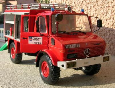 Unimog 406 avec CANOT POMPIER