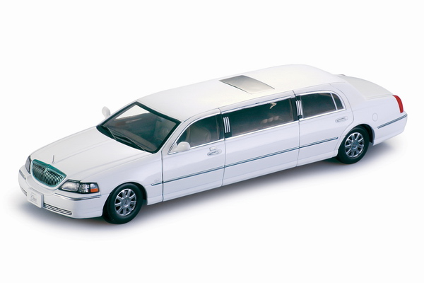Sunstar 4201 LINCOLN TOWN CAR 2003 Die cast 1:18 Sunstar 4201 LINCOLN TOWN CAR 2003 Die cast 1:18