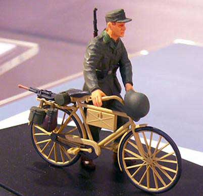 SOLDAT ALLEMAND A BICYCLETTE B
