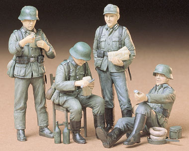 SOLDATS ALLEMANDS AU REPOS